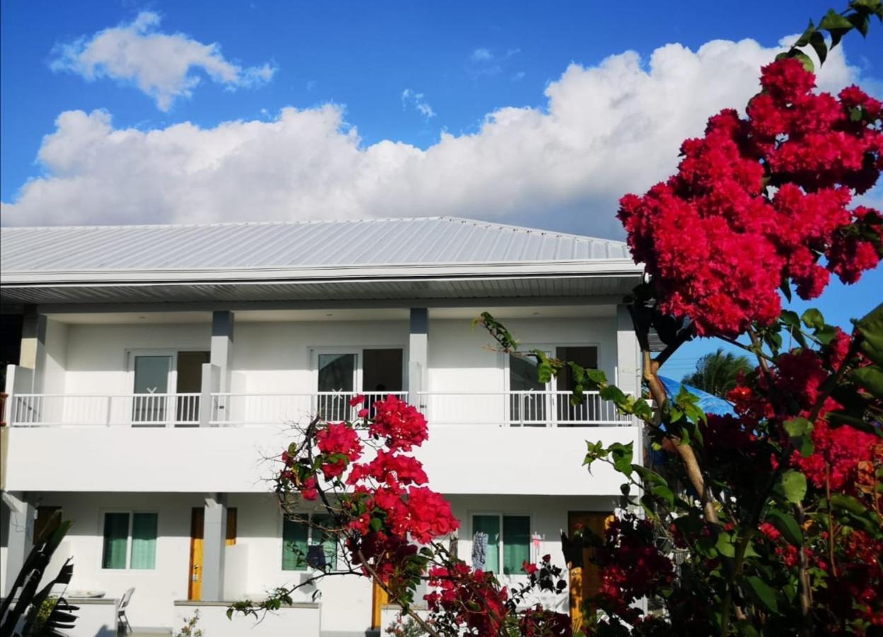 Beyond Island Hotel Moalboal Bagian luar foto
