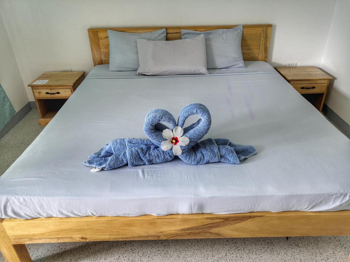 Beyond Island Hotel Moalboal Bagian luar foto