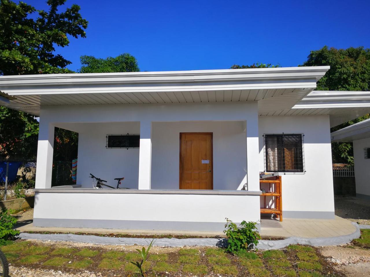 Beyond Island Hotel Moalboal Bagian luar foto