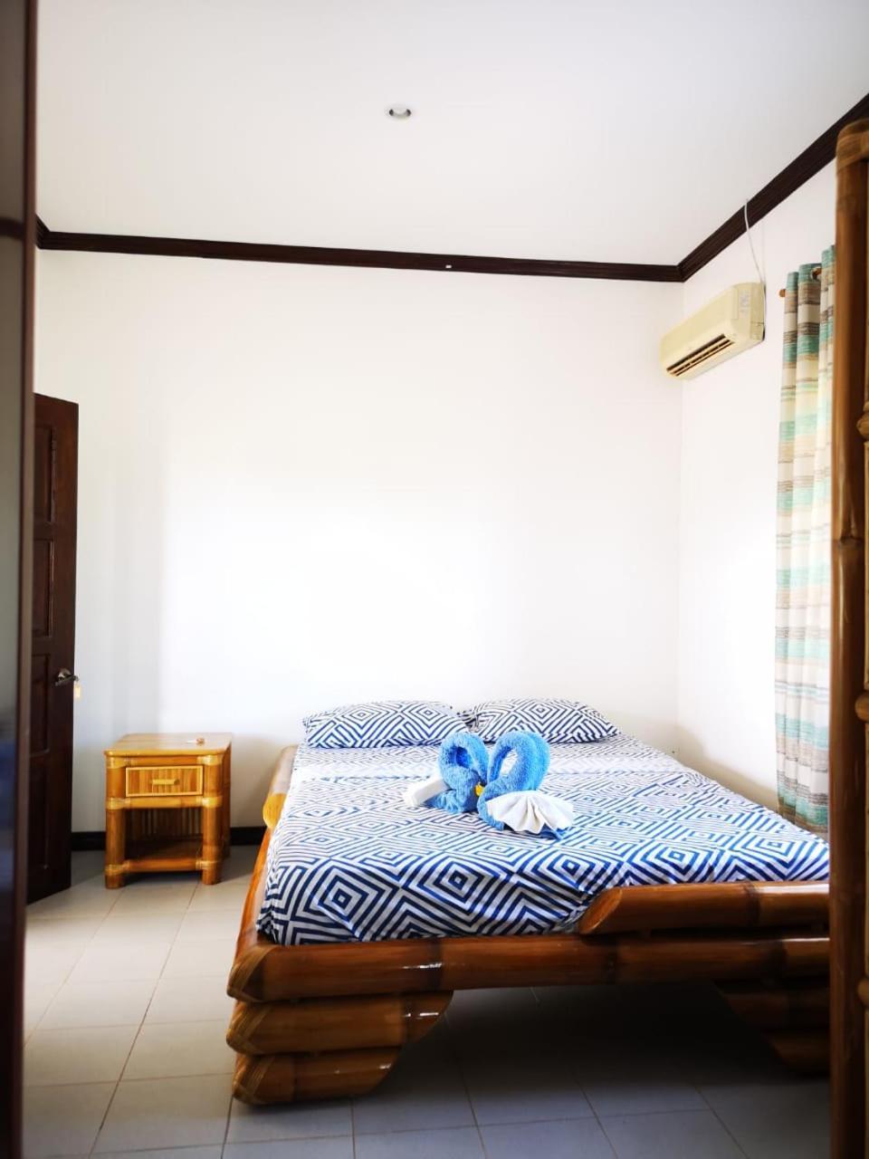 Beyond Island Hotel Moalboal Bagian luar foto